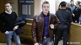 Ο Ρόμαν Προτάσεβιτς προσερχόμενος στο δικαστήριο το 2017 στο Μινσκ για να καταθέσει
