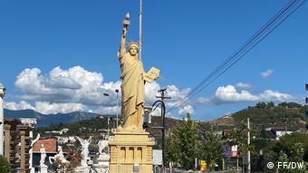 Αντίγραφο του αγάλματος της Ελευθερίας στα Τίρανα για 10.000 ευρώ