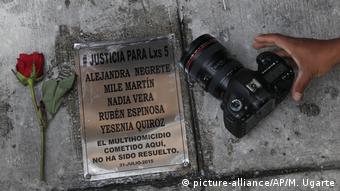 Αναμνηστική πλακέτα για 5 δολοφονμένους δημοσιογράφους στην πόλη του Μεξικού