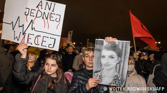 Διαδηλωτές με φωτογραφίς της 30χρονης Ιζαμπέλα