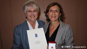 Η Ζίγκριντ Σκαρπέλη-Σπερκ παραδίδει το βραβείο για τον Κάρολο Παπούλια στην κόρη του Άννα
