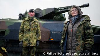 Η υπουργός μπροστά από ένα γερμανικό Puma