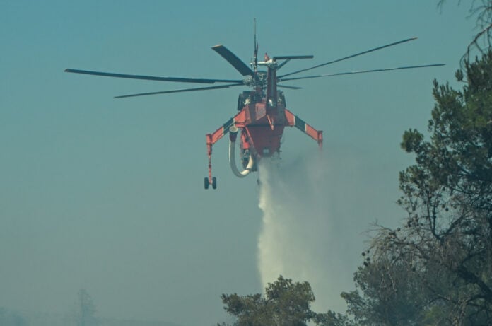 Φωτιά ξέσπασε στον Μαραθώνα Αττικής με κινητοποίηση πυροσβεστικών δυνάμεων