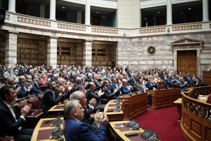 Σύσφιξη Σχέσεων στους Κύκλους της Νέας Δημοκρατίας