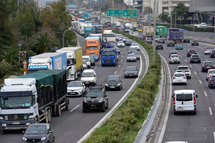 Φωτιά σε φορτηγό προκάλεσε προσωρινές κυκλοφοριακές ρυθμίσεις στην Εθνική Οδό Αθηνών Θεσσαλονίκης