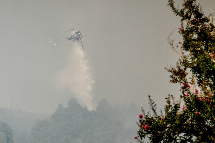 Επείγουσα Κατάσταση Πυρκαγιών στην Ηλεία με Τραυματισμούς Πυροσβεστών και Κίνδυνο για Κατοικίες