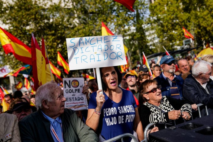 Μαζικές διαδηλώσεις στη Μαδρίτη ζητούν την παραίτηση του Πέδρο Σάντσεθ