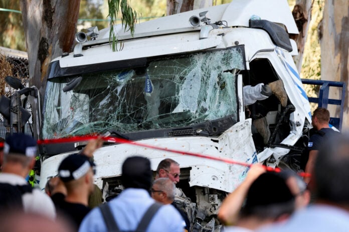 Τραγική Εξέλιξη από Διεμβολισμό Φορτηγού σε Στάση Λεωφορείου κοντά στο Τελ Αβίβ