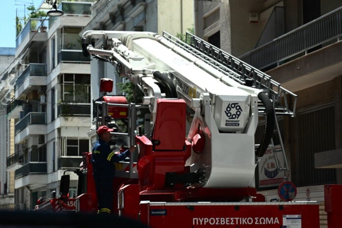 Πυρκαγιά σε Εγκαταλελειμμένο Κτίριο στον Πειραιά με Συμμετοχή Πυροσβεστικών Δυνάμεων