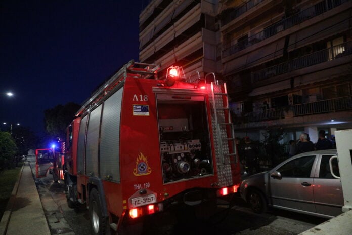 Φωτιά σε ακάλυπτο χώρο κτιρίου στο κέντρο της Αθήνας