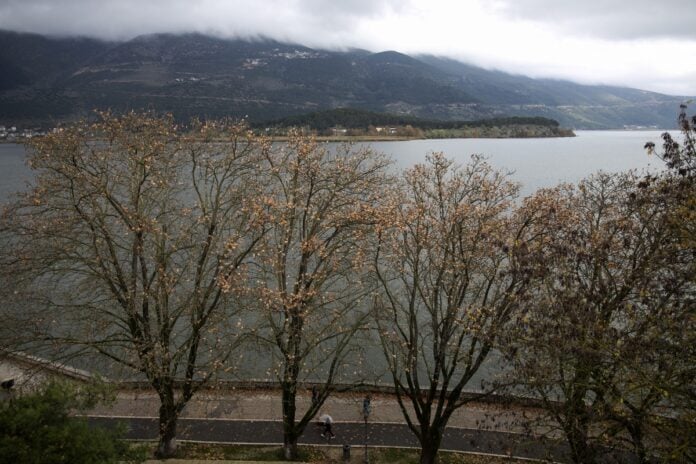 Αλλαγή καιρού με βροχές και καταιγίδες σε πολλές περιοχές της χώρας