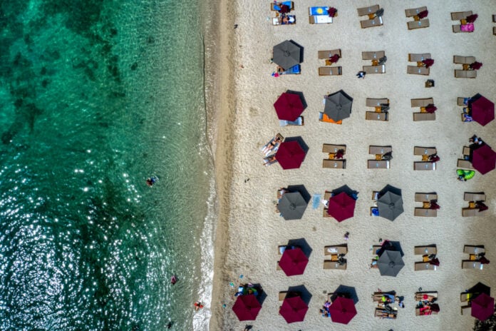 Τουριστική Στροφή Υπέρ της Ελλάδας λόγω Οικονομικών Δυσκολιών στην Τουρκία