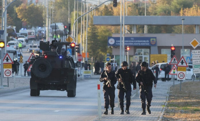 Τρομοκρατική επίθεση στις εγκαταστάσεις αεροδιαστημικής βιομηχανίας της Τουρκίας προκαλεί ανησυχία και ερωτήματα